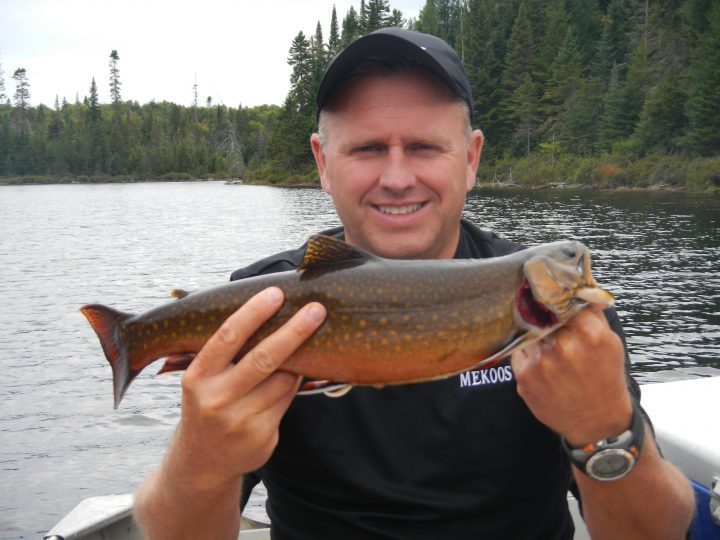 Sébastien de Pourvoirie Mekoos et son omble de fontaine pêcher chez nous