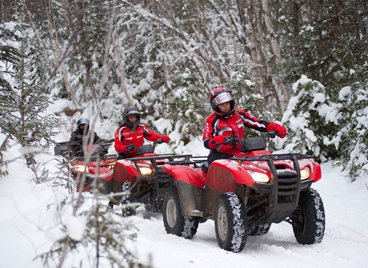 Groupe de quadiste en VTT l'hiver sur les sentiers de la Pourvoirie Mekoos