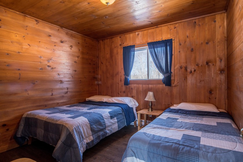Chalet #1 at Pourvoirie Mekoos. Bedroom #2 with 1 double and 1 single bed