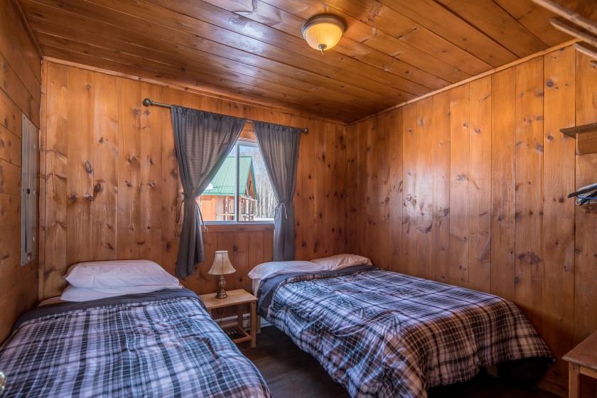 Chalet #3 at Pourvoirie Mekoos. Right side bedroom with 1 single and 1 double bed