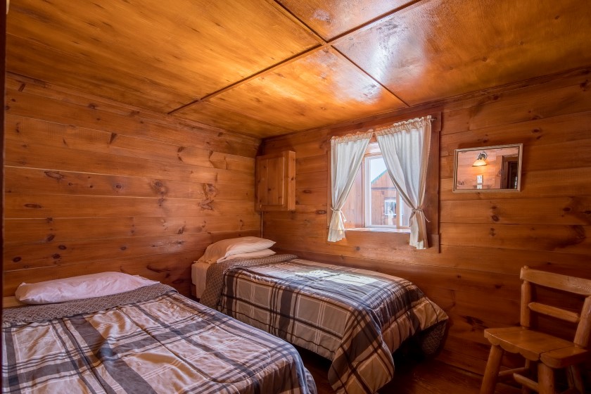 Chalet #5 at Pourvoirie Mekoos. Bedroom with 2 single beds