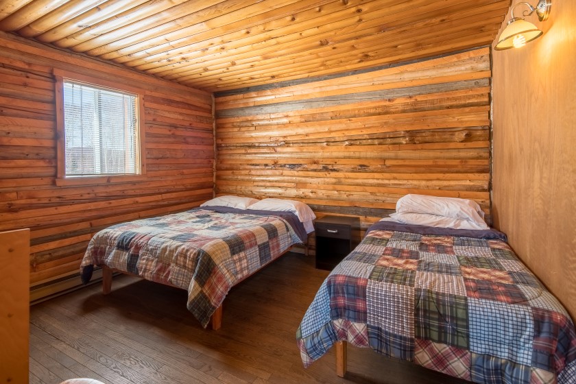 Chalet #6 at Pourvoirie Mekoos. Bedroom with 1 single and 1 double bed