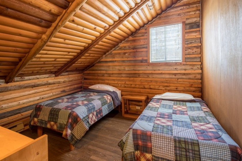 Chalet #6 at Pourvoirie Mekoos. Upstairs bedroom with 2 single beds