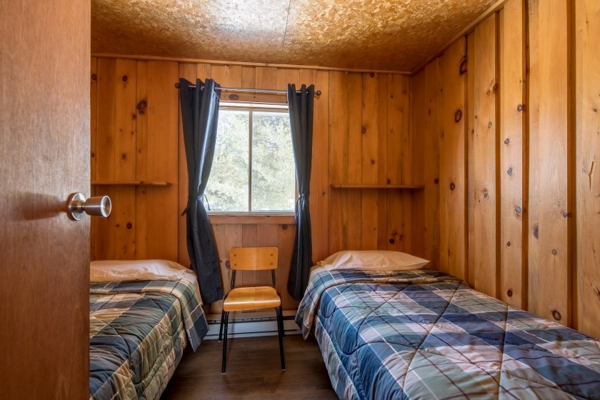 Chalet #7 at Pourvoirie Mekoos. Bedroom with two single beds