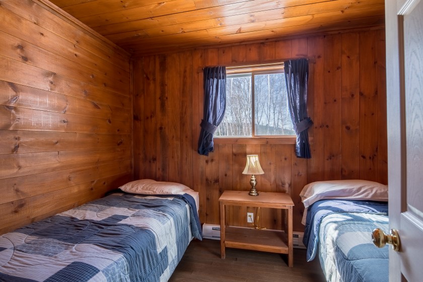 Chalet #8 at Pourvoirie Mekoos. Bedroom 2 with 1 single and 1 double bed