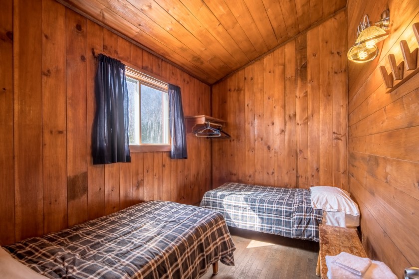Chalet #9 at Pourvoirie Mekoos. Bedroom with two single beds
