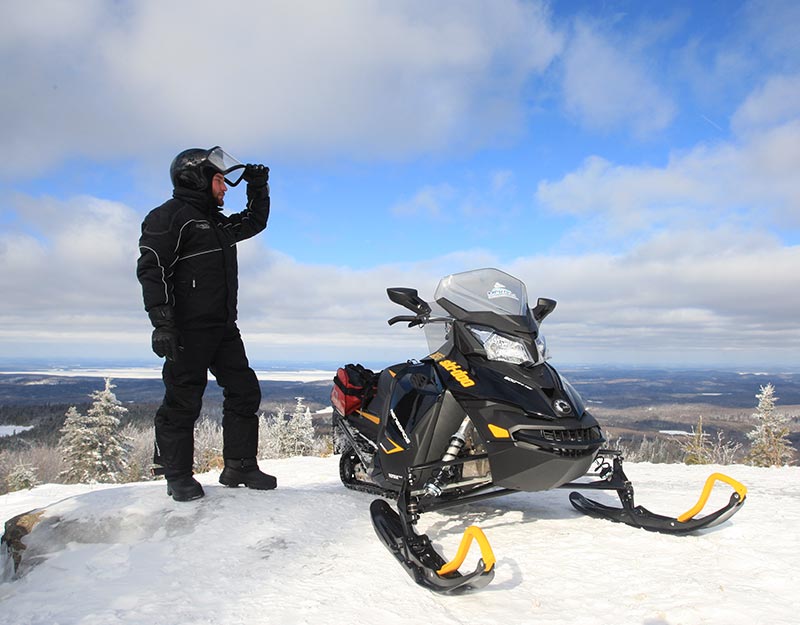 Pourvoirie Mekoos - Vue majestueuse des Hautes-Laurentides parcouru en Motoneige