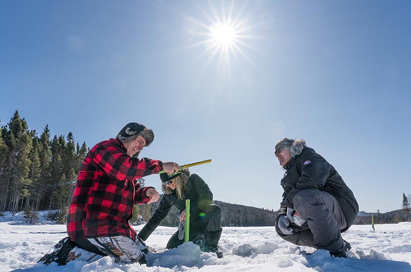 Pourvoirie Mekoos - Activité hivernale des plus satisfaisante : La pêche sur la glace!